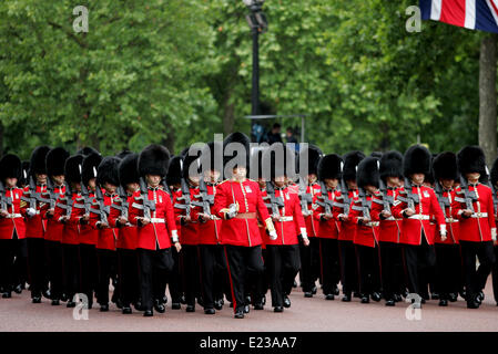 Londres, Royaume-Uni. 14 Juin, 2014. Les membres de l'Université Queen's Guards mars pendant la parade la couleur à Londres le 14 juin 2014. La cérémonie de la parade la couleur est de célébrer l'anniversaire officiel du souverain. Credit : Bimal Gautam/Xinhua/Alamy Live News Banque D'Images