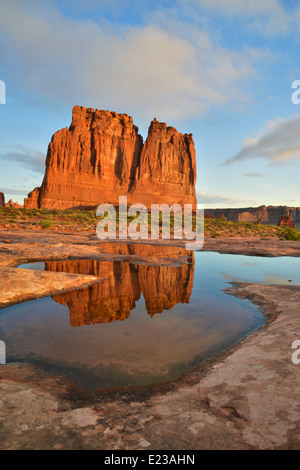 Lever de soleil sur Courthouse Wash dans Arches National Park près de Moab, Utah Banque D'Images