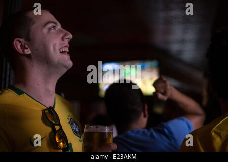 Austin, Texas, États-Unis. 12 Juin, 2014. Fans à Austin profiter de cette première journée de la Coupe du monde des jeux. © Sandra Dahdah/ZUMA/ZUMAPRESS.com/Alamy fil Live News Banque D'Images