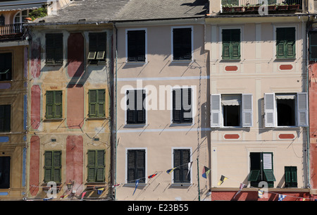 Vue sur la vieille maisons multicolores de Portofino - petite ville sur la mer de Ligurie en Italie du nord. Banque D'Images