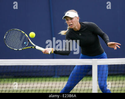 Eastbourne, Royaume-Uni. 14 Juin, 2014. Caroline Wozniacki International Aegon pratiques avec Ekaterina Makarova (RUS) au crédit du Devonshire Park : Action Plus Sport/Alamy Live News Banque D'Images