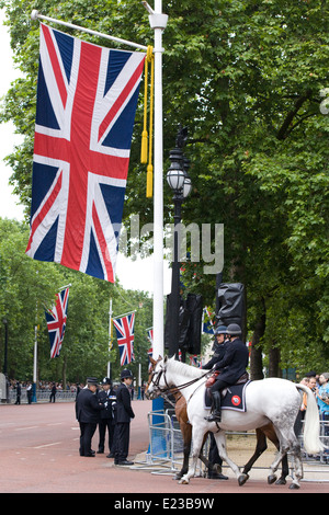 Agent de la Police montée à pied le centre commercial de la Police métropolitaine de Londres, en Angleterre Banque D'Images