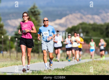 Porteur course en 5K & 10K Course à pied, Fibark annuel festival, Salida, Colorado, USA Banque D'Images