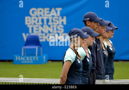 Eastbourne, Royaume-Uni. 14 Juin, 2014. Aegon Tennis International, Eastbourne. Ball garçons et filles avant le début d'un match sur le court 1 Banque D'Images