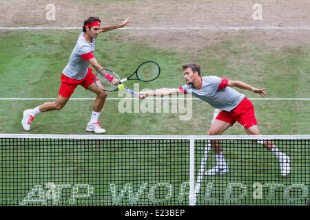 Halle, Allemagne. 14 juin 2014. Roger Federer (SUI) et Marco Chudinelli (SUI) lors de la 2e demi-finale en double du Gerry-Weber-Open 2014 au Gerry-Weber-Stadion, Cologne, Allemagne le 14.06.2014. La Swiss défait l'équipe de doubles allemand Jan-Lennard Struff Dustin Brown et 7:5 6:3. Credit : Janine Lang/Alamy Live News Banque D'Images