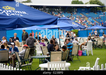 Eastbourne, Royaume-Uni. 14 Juin, 2014. Aegon Tennis International. Spectateurs tirer le maximum de l'entrée gratuite à la fête de la famille le premier samedi de la qualification Banque D'Images