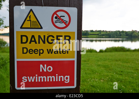 Pas de piscine de l'eau profond Danger sign Dunchurch Park Water Warwickshire UK Banque D'Images