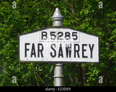 Signalisation routière pour loin Sawrey Village ( B5285 ), Parc National de Lake District, Cumbria, England, UK Banque D'Images