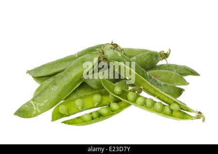 Les gousses de pois entiers et pois écossés isolés contre white Banque D'Images