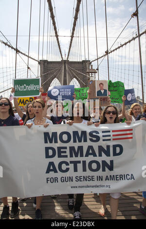 New York, USA. 14 Juin, 2014. Au moins un millier de militants syndicaux s'est joint à la demande de l'oms "Action" pour le bon sens en Amérique. Ils ont traversé le pont de Brooklyn et se sont rassemblés près de l'Hôtel de Ville d'adopter une loi sur le contrôle des armes à feu et d'arrêter l'Ouest sauvage de l'ARN de mentalité. Crédit : David Grossman/Alamy Live News Banque D'Images