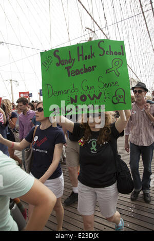 New York, USA. 14 Juin, 2014. Enseignant de l'école Sandy Hook démontre pour "sens" des armes à feu. Au moins un millier de militants syndicaux s'est joint à la demande de l'oms "Action" pour le bon sens en Amérique. Ils ont traversé le pont de Brooklyn et se sont rassemblés près de l'Hôtel de Ville d'adopter une loi sur le contrôle des armes à feu et d'arrêter l'Ouest sauvage de l'ARN de mentalité. Crédit : David Grossman/Alamy Live News Banque D'Images