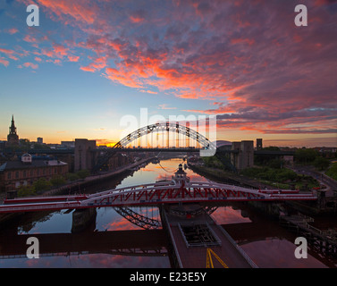 Vue à l'aube à la fin de l'été de Newcastle et Gateshead quais prises à partir du pont de haut niveau à l'aval d'une lov Banque D'Images