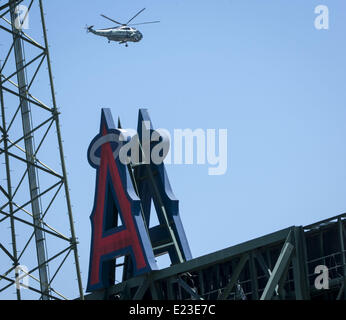 Anaheim, Californie, USA. 14 Juin, 2014. Le président des États-Unis, Barack Obama, a prononcé l'Université de Irvine 2014 Discours de commencement sous un ciel bleu au Angel Stadium à Anaheim, Californie le 14 juin 2014. Le Président Lyndon Johnson a dédié le campus de l'UCI dans une cérémonie il y a 50 ans le 14 juin 1964.---Marine Un décolle au Angel Stadium samedi. Crédit : David Bro/ZUMAPRESS.com/Alamy Live News Banque D'Images