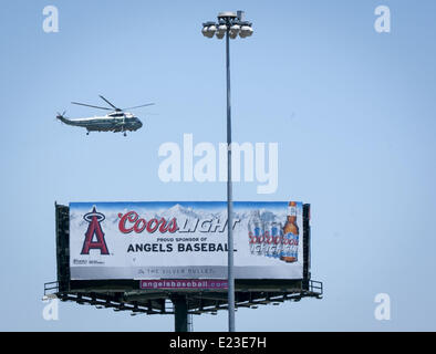 Anaheim, Californie, USA. 14 Juin, 2014. Le président des États-Unis, Barack Obama, a prononcé l'Université de Irvine 2014 Discours de commencement sous un ciel bleu au Angel Stadium à Anaheim, Californie le 14 juin 2014. Le Président Lyndon Johnson a dédié le campus de l'UCI dans une cérémonie il y a 50 ans le 14 juin 1964.---Marine Un décolle au Angel Stadium samedi. Crédit : David Bro/ZUMAPRESS.com/Alamy Live News Banque D'Images