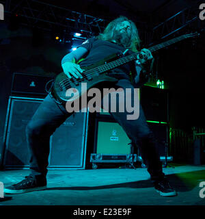 Manchester, New York, USA. 13 Juin, 2014. Le bassiste TROY SANDERS de Mastodon effectue live at the 2014 Bonnaroo Music and Arts Festival à Manchester, New York © Daniel DeSlover/ZUMAPRESS.com/Alamy Live News Banque D'Images