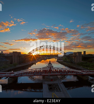 Vue à l'aube à la fin de l'été de Newcastle et Gateshead quais prises à partir du pont de haut niveau à l'aval d'une lov Banque D'Images