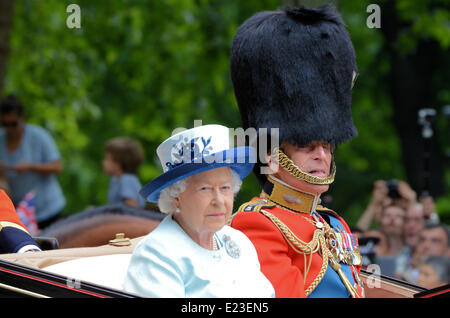 Reine et Prince Philip.2014 Trooping The Color passant le long du Mall près de Buckingham Palace.Famille royale Banque D'Images