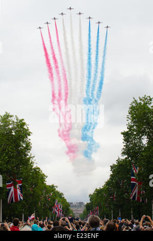 Flèches rouges du Flypast d'anniversaire de la Reine, que la famille royale regarde depuis le balcon. Au-dessus de la galerie marchande Banque D'Images