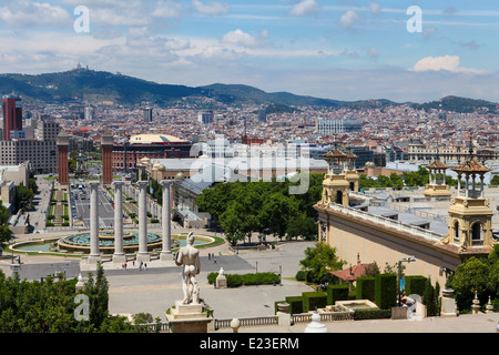 Avis sur le de Montjuic le Tours Vénitiennes et Plaça Espanya à Barcelone, Catalogne, Espagne. Banque D'Images