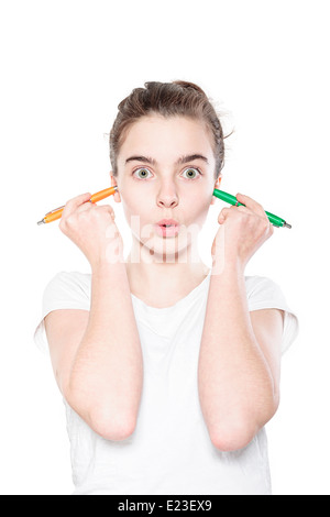 Adolescent Funny Girl holding aux plumes dans ses oreilles, isolated on white Banque D'Images