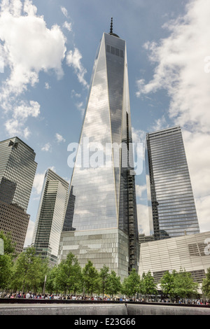 Piscine vue sur la tour sud de marquage détruit presque terminé One World Trade Center & nouveau 9/11 911 Memorial Museum Banque D'Images