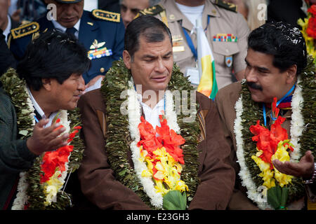 Santa Cruz, Bolivie. 14 Juin, 2014. Présidents de la Bolivie Evo Morales (L), le président de l'Équateur Rafael Correa(C) et le président du Venezuela, Nicolas Maduro (R) parlent pendant un événement social avant l'ouverture du Sommet du G77 La Chine dans le stade Ramon Tahuichi à Santa Cruz, Bolivie, le 14 juin 2014. © Pedro Mera/Xinhua/Alamy Live News Banque D'Images