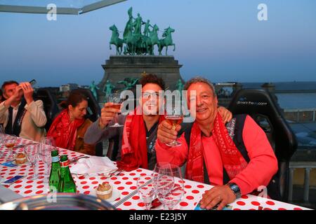 Bruxelles, Belgique. 14 Juin, 2014. Diners savourer leur repas au-dessus du Parc du Cinquantenaire à Bruxelles, Belgique, le 14 juin 2014. "En l'air intérieur a été lancé par David Ghysels belge en 2004. L'événement peut accueillir 22 personnes assises à une table suspendue par une grue d'une hauteur de 40 mètres. Place à l'événement coûte 250 euros. © Gong Bing/Xinhua/Alamy Live News Banque D'Images