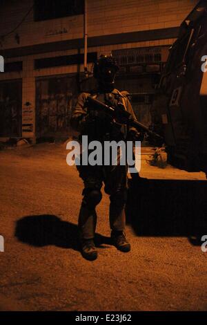 15 juin 2014 - Hébron, en Cisjordanie, territoire palestinien - une zone de patrouille de soldats israéliens dans la ville cisjordanienne de Hébron le 15 juin 2014, dans leur recherche de trois adolescents qui ont disparu à proximité d'une colonie en Cisjordanie. Les jeunes, dont un est également titulaire d'un passeport américain, on pense qu'ils ont été enlevés le 12 juin 2014 par le bloc Etzion entre Bethléem et Hébron, aurait été alors que l'auto-stop. Israël considère l'Autorité palestinienne responsable pour le retour des trois adolescents kidnappés par une ''organisation terroriste, '' Le Premier Ministre Benjamin Netanyahu a dit ( Banque D'Images