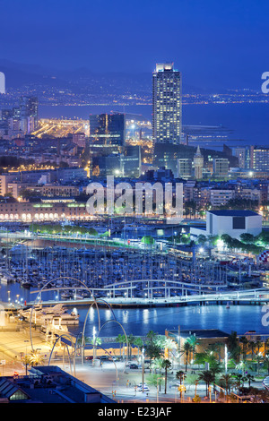 Ville de Barcelone de nuit en Catalogne, en Espagne, en vue de dessus sur la Rambla de Mar et Port Vell. Banque D'Images