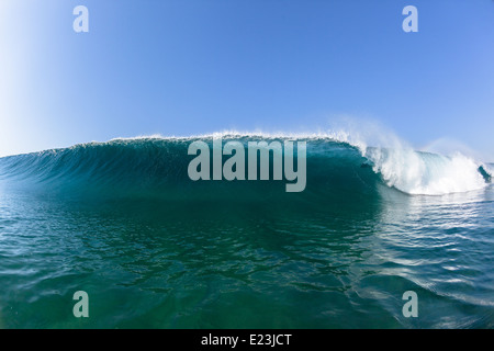 Piscine à l'intérieur des vagues d'océan libre de rencontrer s'écraser la puissance de l'eau bleu creuse. Banque D'Images