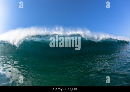 Piscine à l'intérieur des vagues d'océan libre de rencontrer s'écraser la puissance de l'eau bleu creuse. Banque D'Images