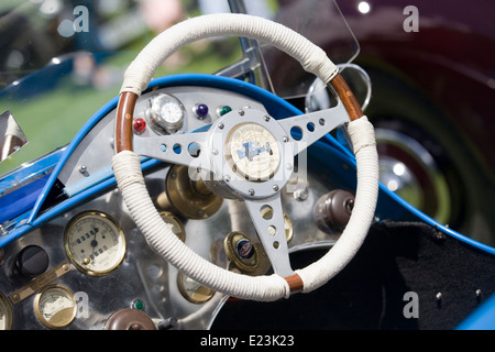 Résumé Vue d'un volant sur une voiture ancienne Banque D'Images