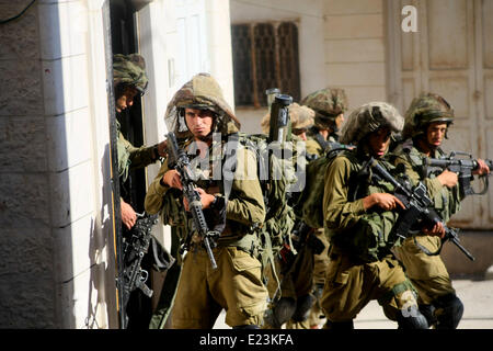 Hébron, en Cisjordanie. 15 Juin, 2014. Patrouille de soldats israéliens dans la ville de Cisjordanie d'Hébron pour recherche de trois adolescents juifs disparus le 15 juin 2014. Le Premier ministre israélien Benjamin Netanyahu a déclaré que la jeunesse juive ont été enlevés en Cisjordanie par une organisation terroriste. Credit : Mamoun Wazwaz/Xinhua/Alamy Live News Banque D'Images