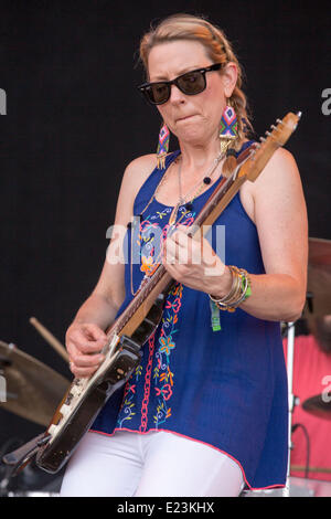 Manchester, New York, USA. 14 Juin, 2014. SUSAN TEDESCHI de Tedeschi Trucks Band effectue live at the 2014 Bonnaroo Music and Arts Festival à Manchester, New York Crédit : Daniel DeSlover/ZUMAPRESS.com/Alamy Live News Banque D'Images