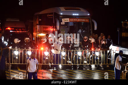 L'équipe nationale de football allemande prend le ferry de Santo Andre sur le chemin de l'aéroport de Porto Seguro, Brésil, 14 juin 2014. L'Allemagne fera face au Portugal dans leur groupe G match tour préliminaire à la Coupe du Monde de la Fifa 2014 le 16 juin 2014 à Salvador da Bahia. Photo : Thomas Eisenhuth/dpa Banque D'Images