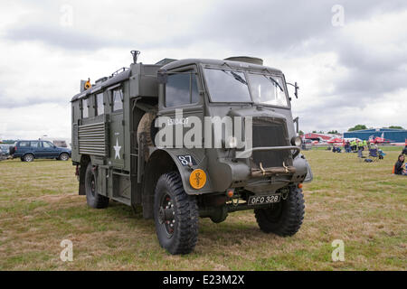 Biggin Hill, au Royaume-Uni.14 juin 2014. Une lumière Bedford van 2800cc en vert au Festival de vol en Biggin Hill Crédit : Keith Larby/Alamy Live News Banque D'Images