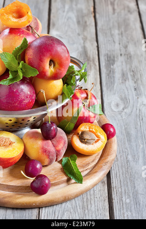 Abricots, nectarines mûres et pêches saturne dans l'acier passoire. Focus sélectif. Copie espace arrière-plan. Banque D'Images