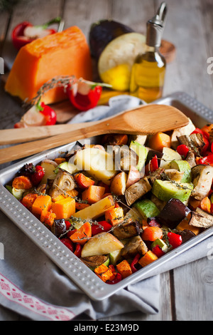 Légumes grillés mixte avec le thym dans un bac. focus sélectif. Banque D'Images