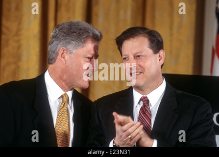 Le président américain Bill Clinton et le Vice-président Al Gore parler comme ils dévoilent le premier budget fédéral équilibré dans l'East Room de la Maison Blanche le 2 février 1999 à Washington, DC. Banque D'Images