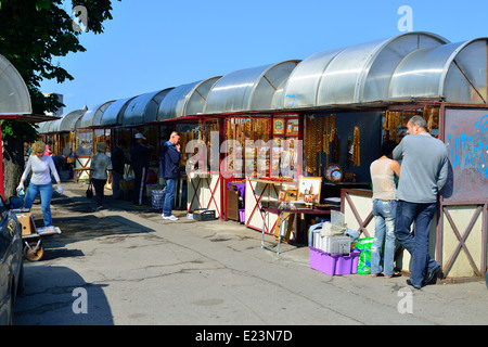 Souvenir du commerce de l'ambre dans la rue. Kaliningrad Banque D'Images