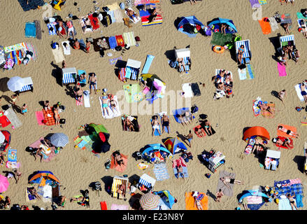 Berlin, Allemagne. 8 juin, 2014. De nombreuses personnes profitez du chaud soleil d'été sur une plage sur le lac de Wannsee à Berlin, Allemagne, le 8 juin 2014. Photo : Ralf Hirschberger/dpa/Alamy Live News Banque D'Images