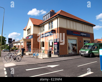 Tesco Express sur le site de l'ancien pub Fox and Hounds, Abingdon Road, Oxford, UK Banque D'Images