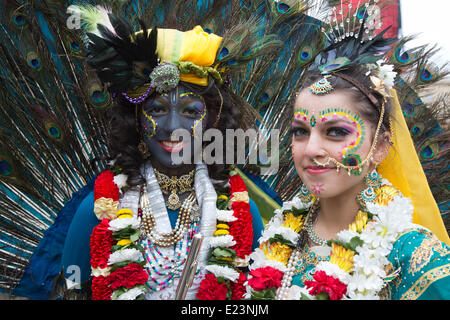 Londres, Royaume-Uni. 15 juin 2014. Avec Radha Krishna consort tête du cortège. Le London Festival 2014 Rathayatra commence par une procession de Hyde Park Corner à Trafalgar Square. Rathayatra est un char festival qui vient de Catherine Berdonneau Puri sur la côte est de l'Inde et remonte à plus de 2 000 ans. Il son célèbre par les fervents de Hare Krishna. Credit : Nick Savage/Alamy Live News Banque D'Images