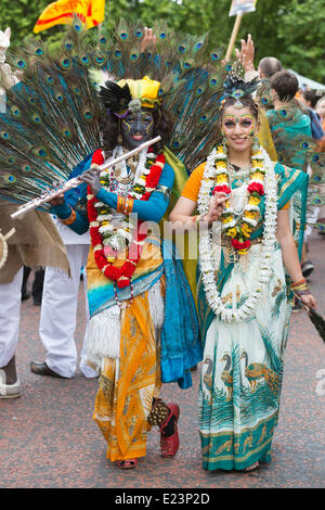 Londres, Royaume-Uni. 15 juin 2014. Le London Festival 2014 Rathayatra commence par une procession de Hyde Park Corner à Trafalgar Square. Rathayatra est un char festival qui vient de Catherine Berdonneau Puri sur la côte est de l'Inde et remonte à plus de 2 000 ans. Il son célèbre par les fervents de Hare Krishna. Credit : Nick Savage/Alamy Live News Banque D'Images