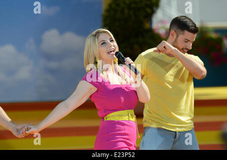 Rust, Allemagne. 15 Juin, 2014. La chanteuse de folk suisse Joseph Egli effectue au cours de l'ARD télévision musique spectacle 'immer wieder sonntags' à Europapark à Rust, Allemagne, 15 juin 2014. Photo : PATRICK SEEGER/dpa/Alamy Live News Banque D'Images