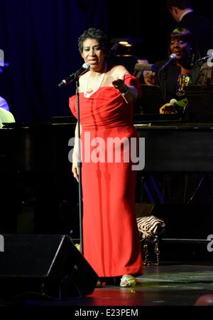 New York, NY, USA. 14 Juin, 2014. Aretha Franklin sur scène pour Soprano en concert au Radio City Music Hall, le Radio City Music Hall, New York, NY 14 juin 2014. Credit : Derek Storm/Everett Collection/Alamy Live News Banque D'Images