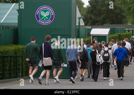 Wimbledon Londres, Royaume-Uni. 15 juin 2014 le personnel au sol de la préparation pour le début de la 2014 championnats de tennis de Wimbledon qui commence le 23 juin : Crédit amer ghazzal/Alamy Live News Banque D'Images