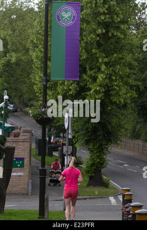 Wimbledon Londres, Royaume-Uni. 15 juin 2014 Bannières dans le construire jusqu'à la pelouse de Wimbledon Tennis Championships 2014 qui commence le 23 juin Crédit : amer ghazzal/Alamy Live News Banque D'Images