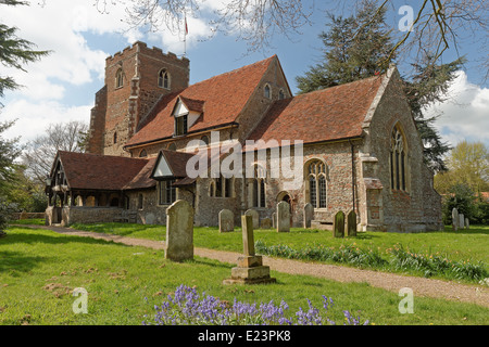 L'église du village médiéval au Royaume-Uni au printemps Banque D'Images