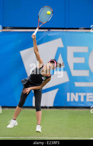 Eastbourne, Royaume-Uni. 15 Juin, 2014. Su-Wei Hsieh de Taiwan sert contre Christina McHale des USA dans leur match de simple sur une cour à l'Aegon International au Devonshire Park, Eastbourne. Credit : MeonStock/Alamy Live News Banque D'Images